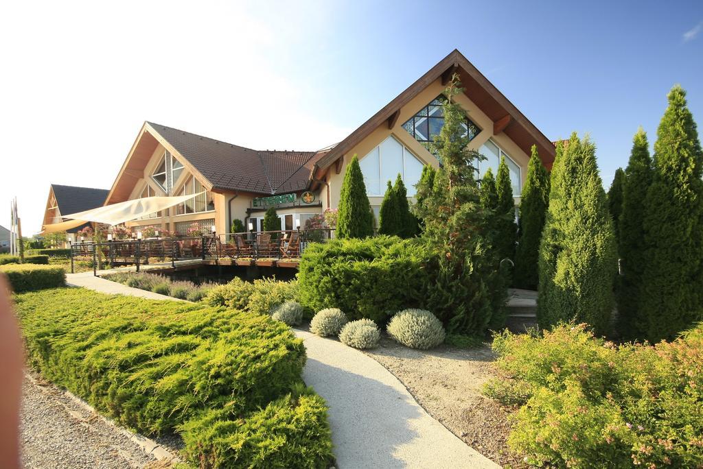 Orchidea Hotel Lipót Екстериор снимка