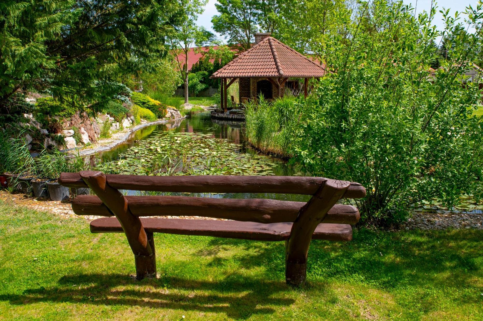 Orchidea Hotel Lipót Екстериор снимка