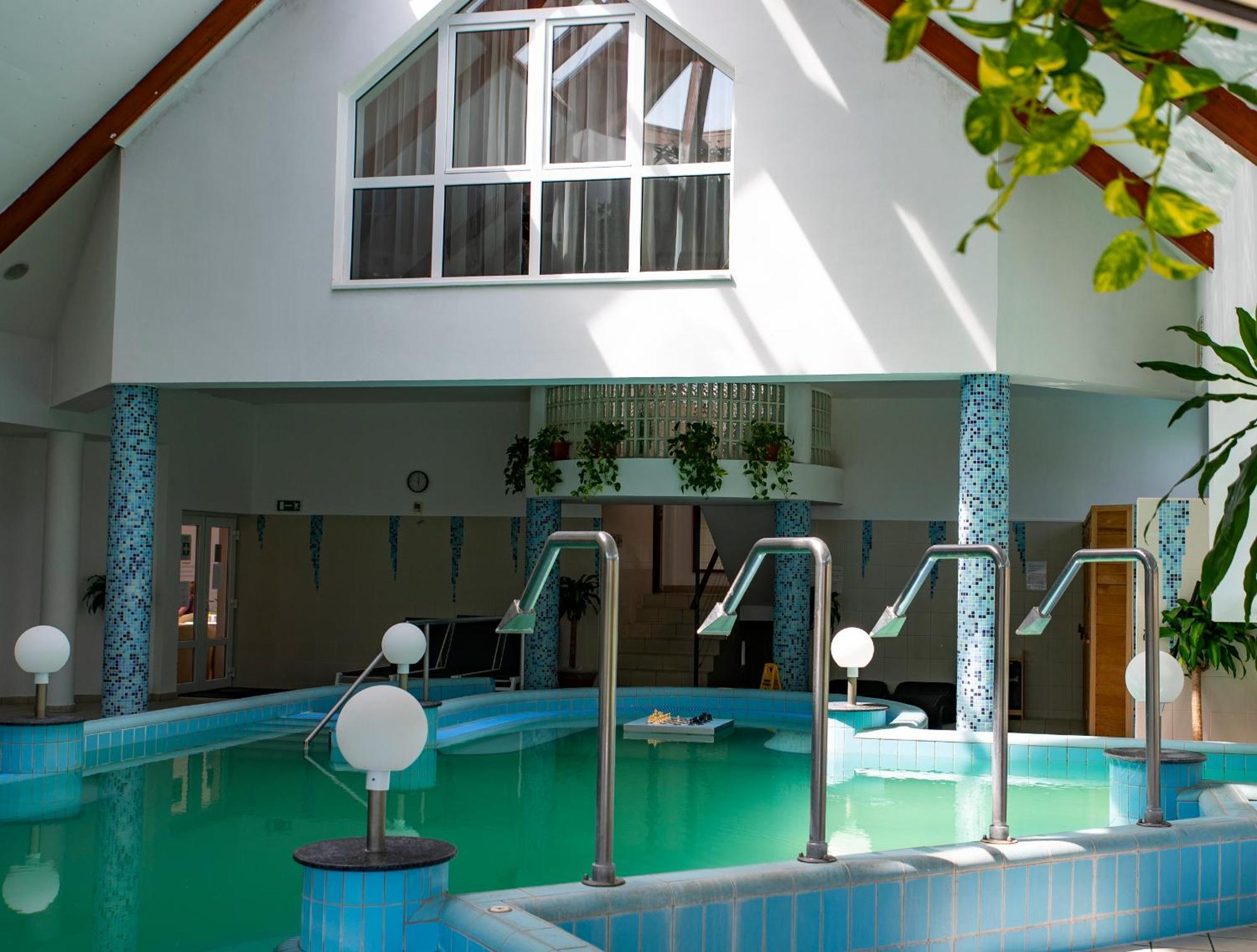 Orchidea Hotel Lipót Екстериор снимка