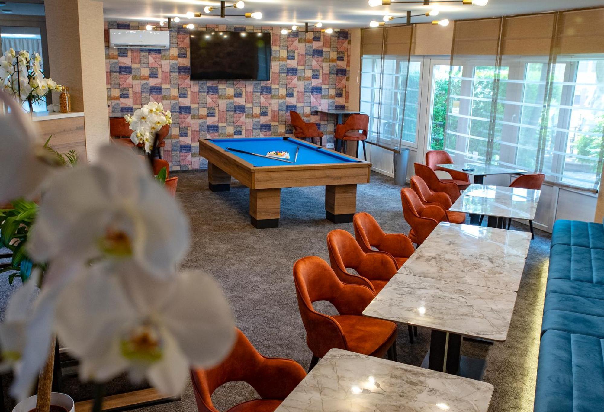 Orchidea Hotel Lipót Екстериор снимка