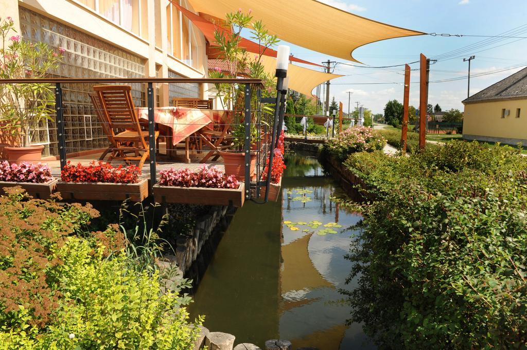 Orchidea Hotel Lipót Екстериор снимка