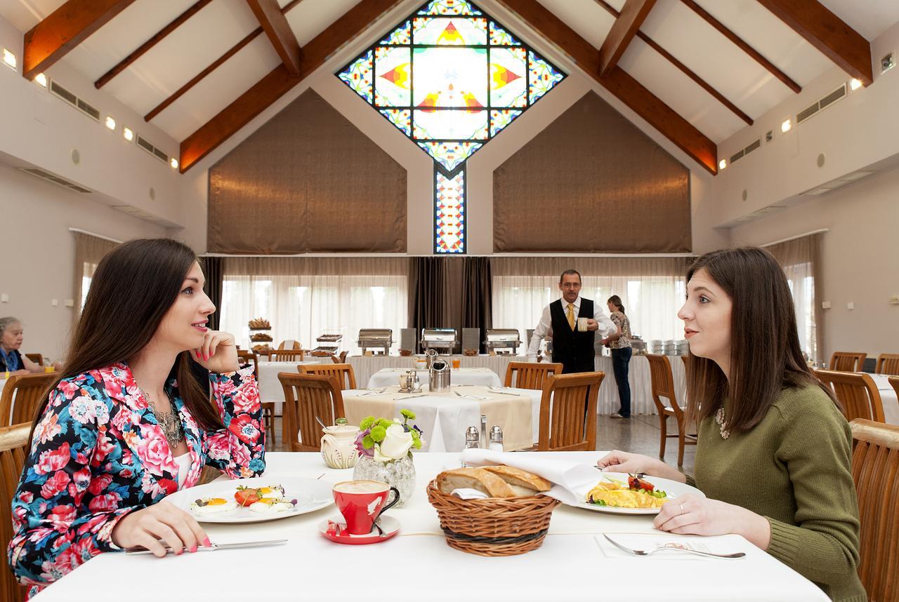 Orchidea Hotel Lipót Екстериор снимка