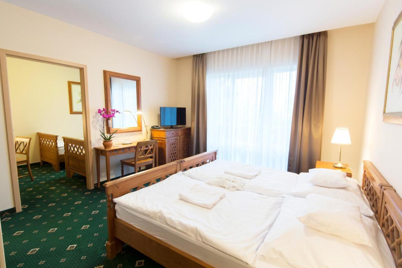 Orchidea Hotel Lipót Екстериор снимка