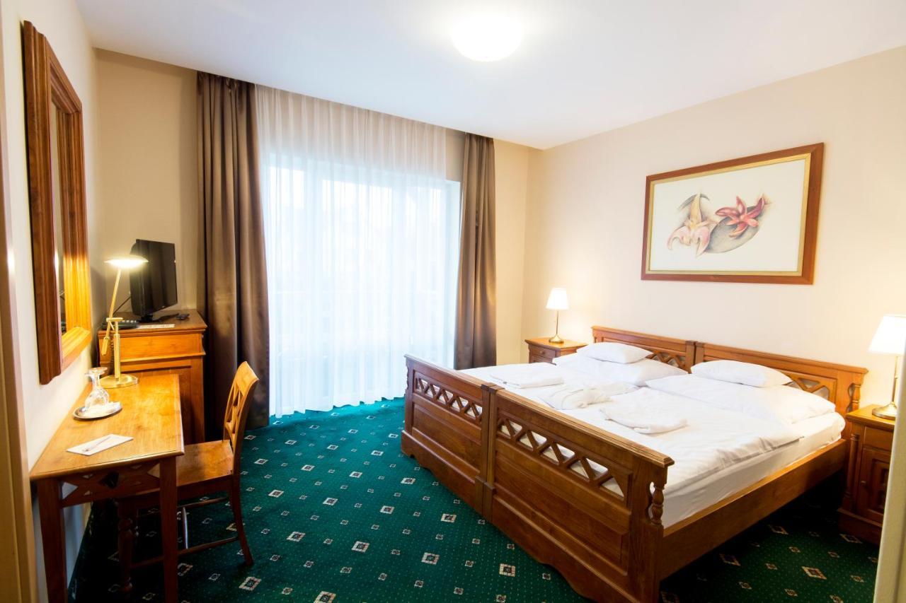 Orchidea Hotel Lipót Екстериор снимка