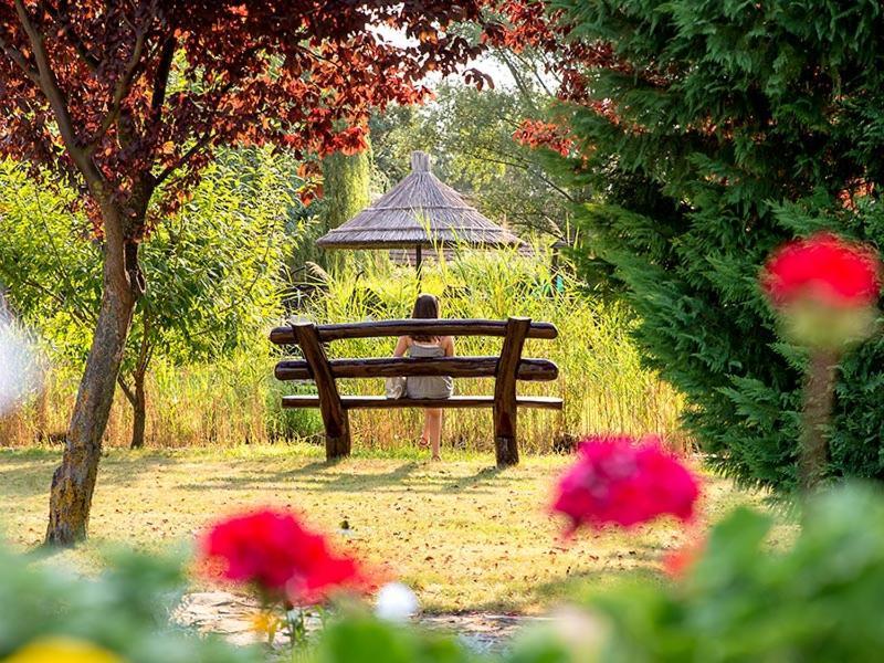 Orchidea Hotel Lipót Екстериор снимка