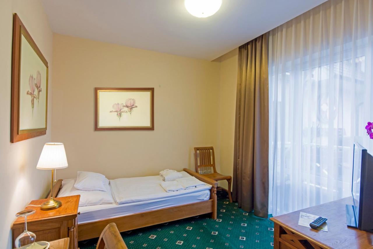 Orchidea Hotel Lipót Екстериор снимка